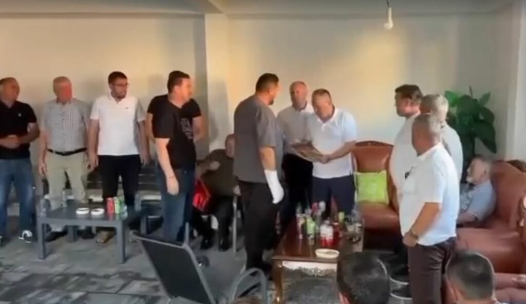 Për trimëri e heroizëm   Gucati dekoron veteranin e UÇK së  Bekim Metaj