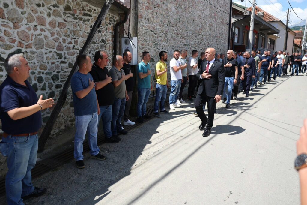 Haradinaj në Gjakovë dhe Junik  shpreh ngushëllime për familjet Salihu dhe Shehu
