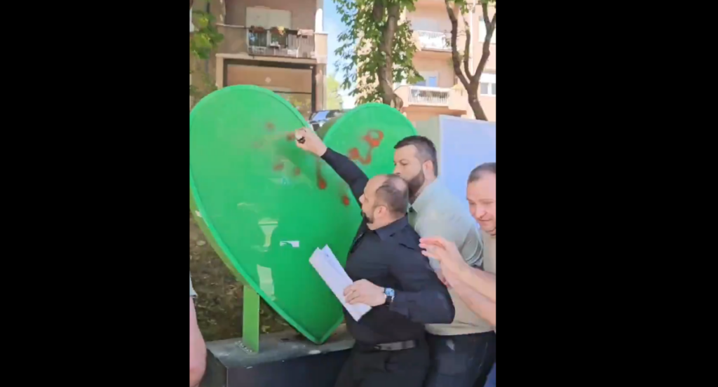 Provuan ta vandalizojnë obeliskun  E dua Mitrovicën   shoqërohen në polici kryetari i Mitrovicës së Veriut dhe kryesuesi