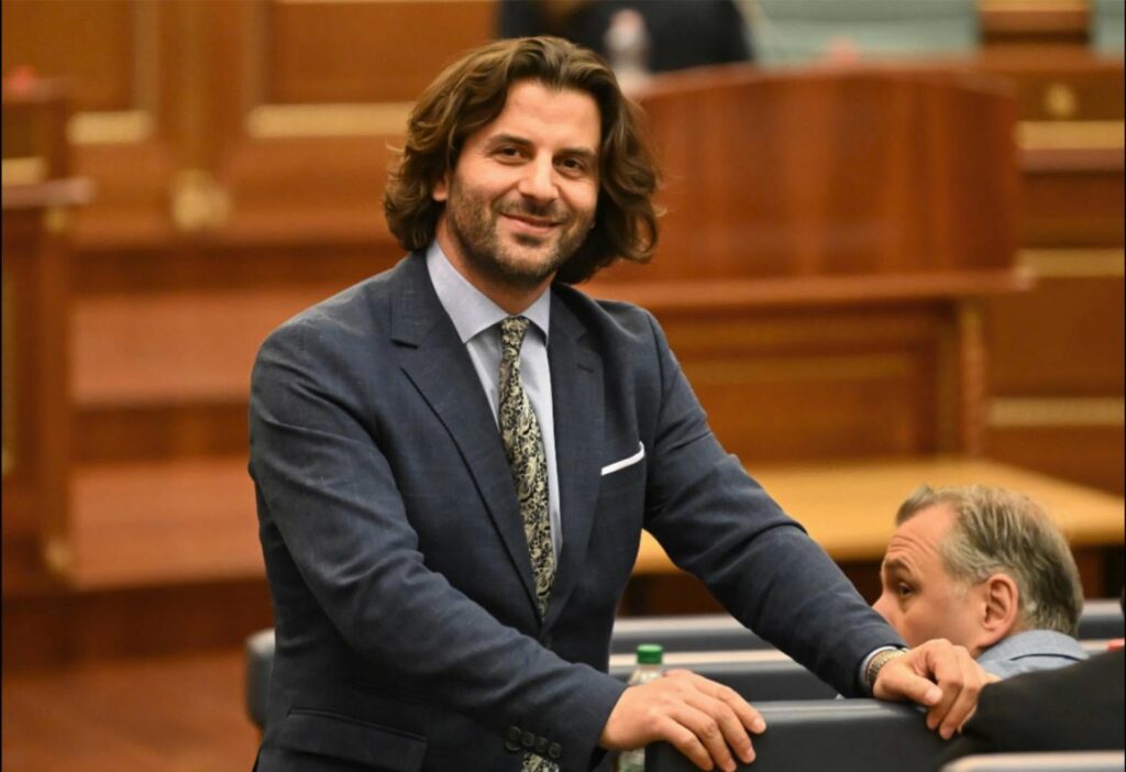 Krakit nuk i besohet se Peci ka vendosur kod veshjeje për qytetarët që hyjnë në komunë  A mos është lajm i gabuar  sepse nuk ka të drejtë 