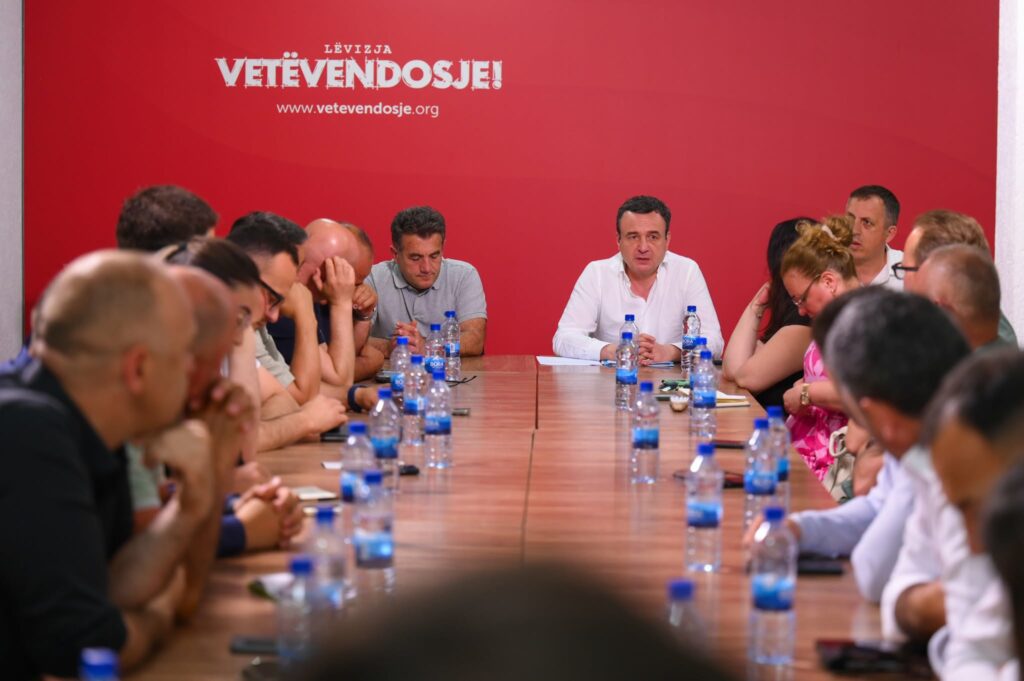 Kurti takon drejtuesit e qendrave të LV së  diskutojnë për zgjedhjet e brendshme në parti që mbahen sivjet