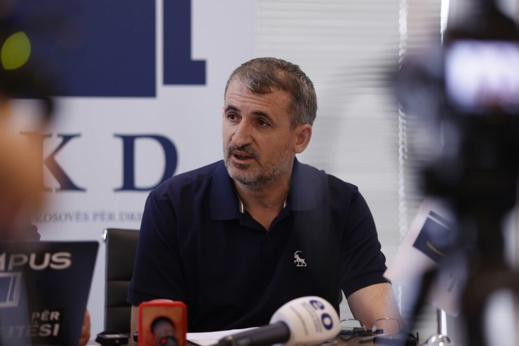 Miftaraj  Historia do ta mbajë mend Avni Deharin si dikë që po tallet me Kuvendin e Kosovës