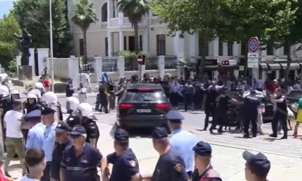 Përplasja me policinë jashtë Kuvendit  shoqërohen në komisariat disa persona  mes tyre Dritan Goxhaj