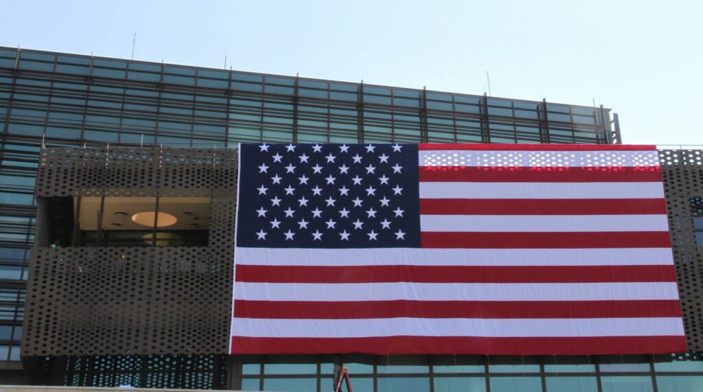 Ambasada e ShBA së në Prishtinë nis përgatitjet për festën e 4 Korrikut  valëvitet flamuri amerikan
