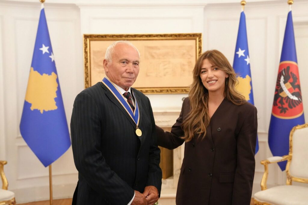 Haxhiu dekoron komandantin Adem Shehi me  Urdhrin e Lirisë  në Ditën e Çlirimit