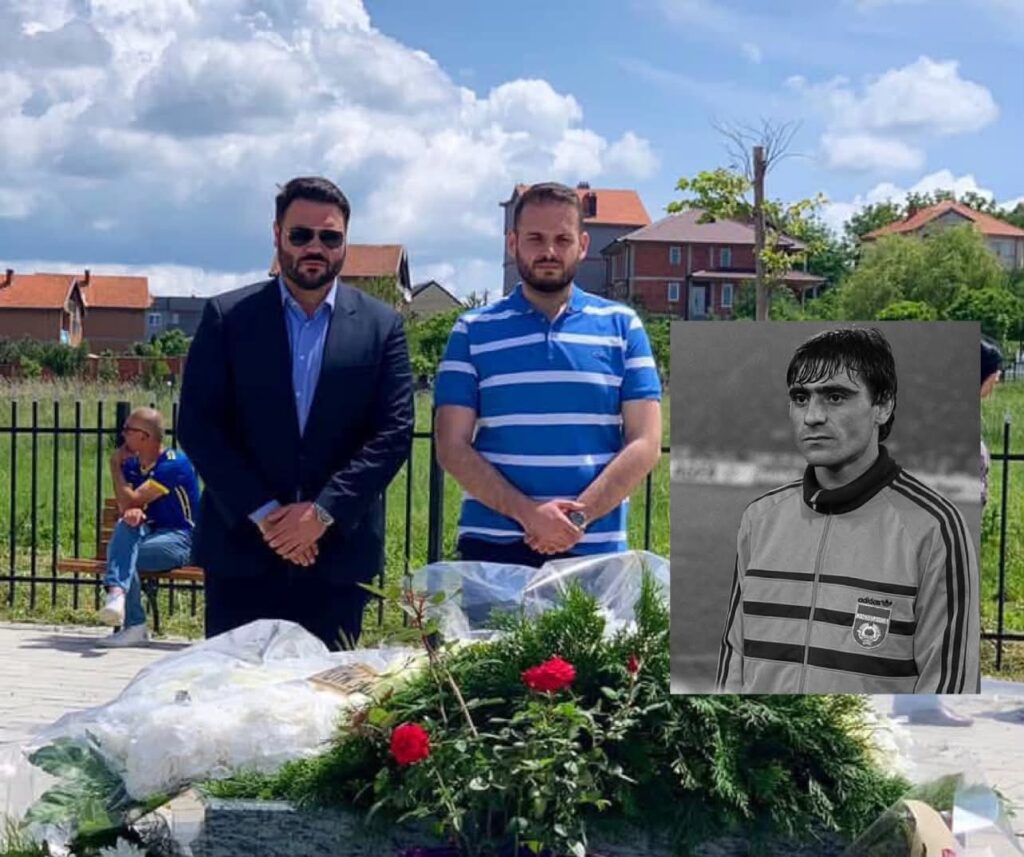 Në 66 vjetorin e lindjes së Fadil Vokrrit  Granit Geci bën homazhe pranë varrit të legjendës së futbollit kosovar