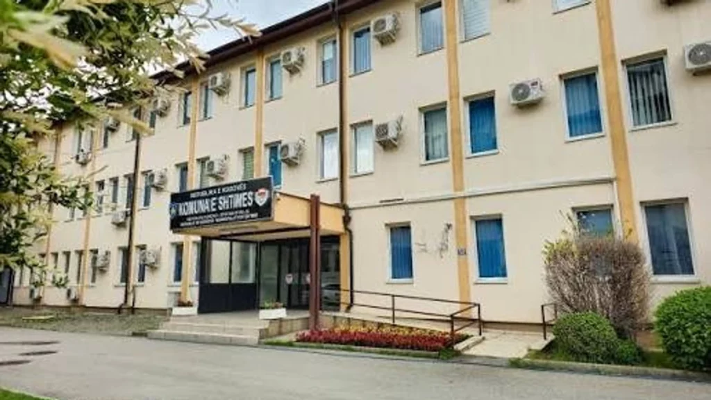 Komuna e Shtimes mbyll përkohësisht parkingu para objektit komunal