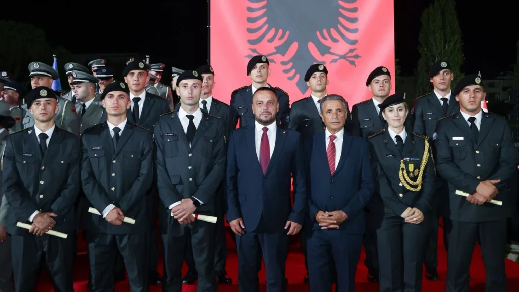 Diplomuan në Akademinë e Forcave të Armatosura të Shqipërisë  FSK së i bashkohen edhe 10 oficerë të rinj