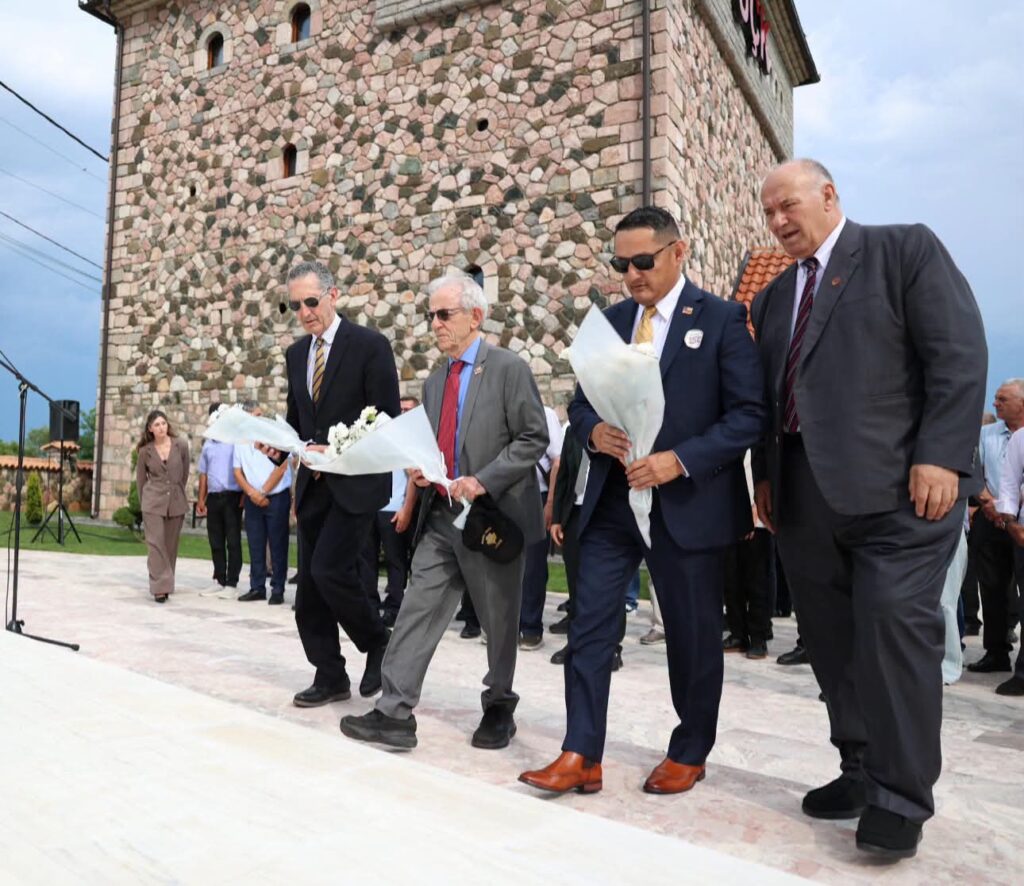 Delegacion amerikan në Gllogjan  Haradinaj ndan medalje mirënjohjeje