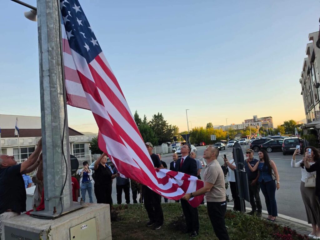 Agim Rexhepi mori pjesë në ngritjen e flamurit amerikan në Suharekë për 250 vjetorin e Pavarësisë së SHBA së