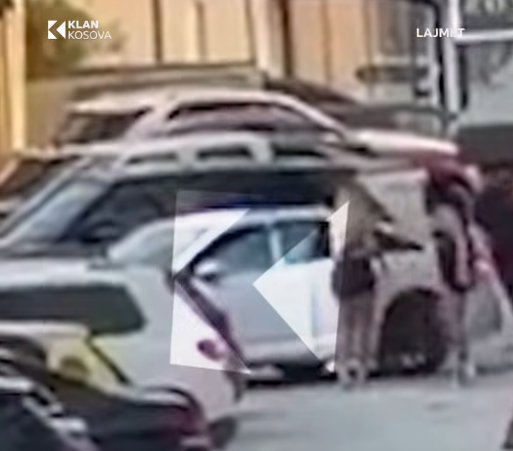 Mëngjes i trazuar në Emshir  Dy vajza godasin veturën  pronari   Ta q  familjen e k  vës   VIDEO 