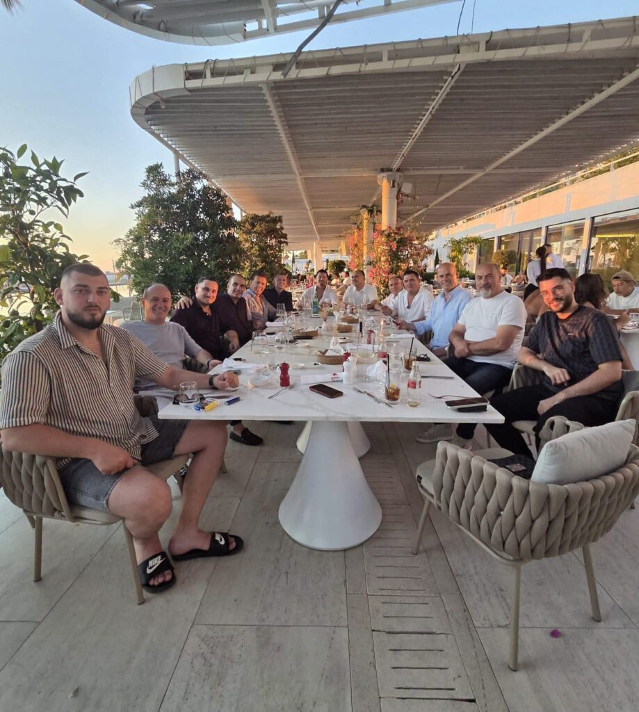 Lladrovci për fundjavë me miq në Vlorë  Shqipëria është tjetër nivel 