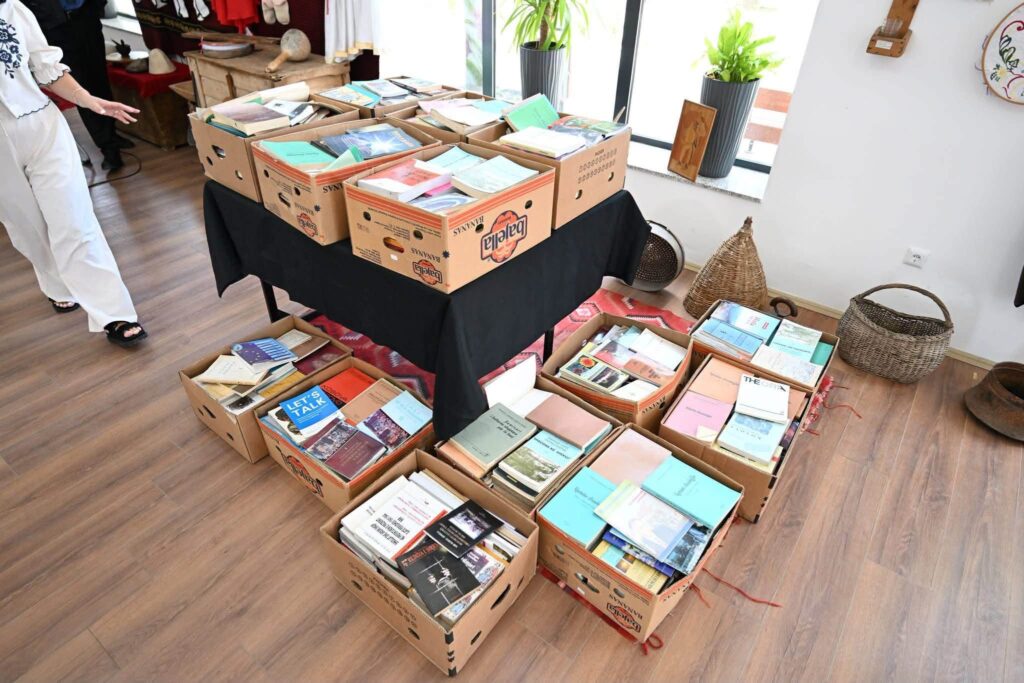 bulliqi-falenderon-familjen-sejdiu-per-dhurimin-e-bibliotekes-personale-te-profesorit-shefki-sejdiu