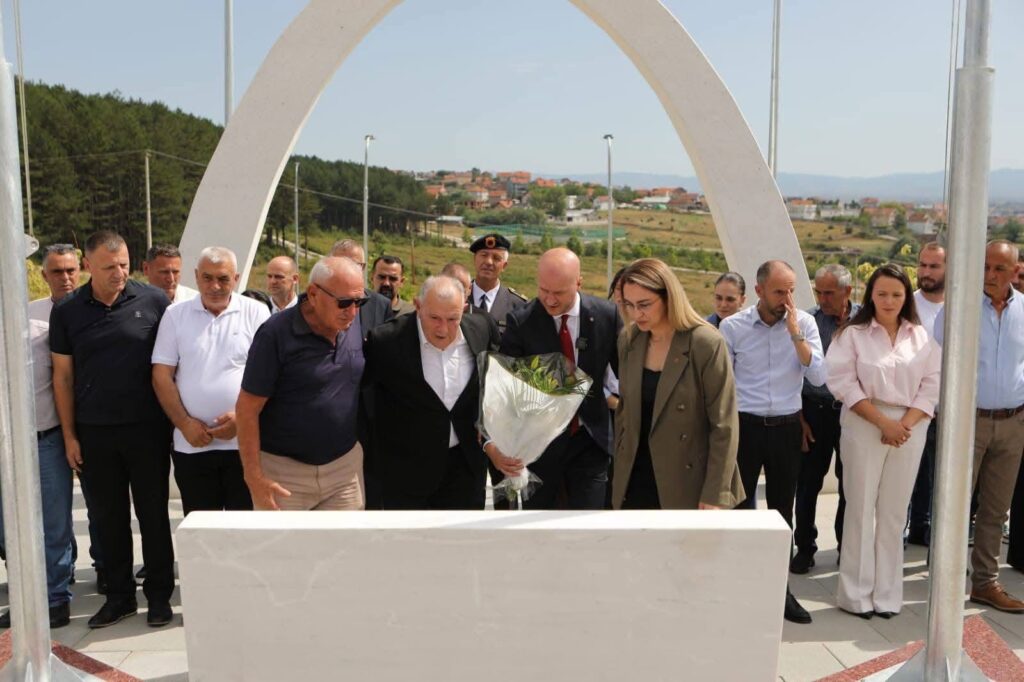 Ish komandanti i Zonës së Nerodimës  Shukri Buja  nderon dëshmorët e Komunës së Shtimes