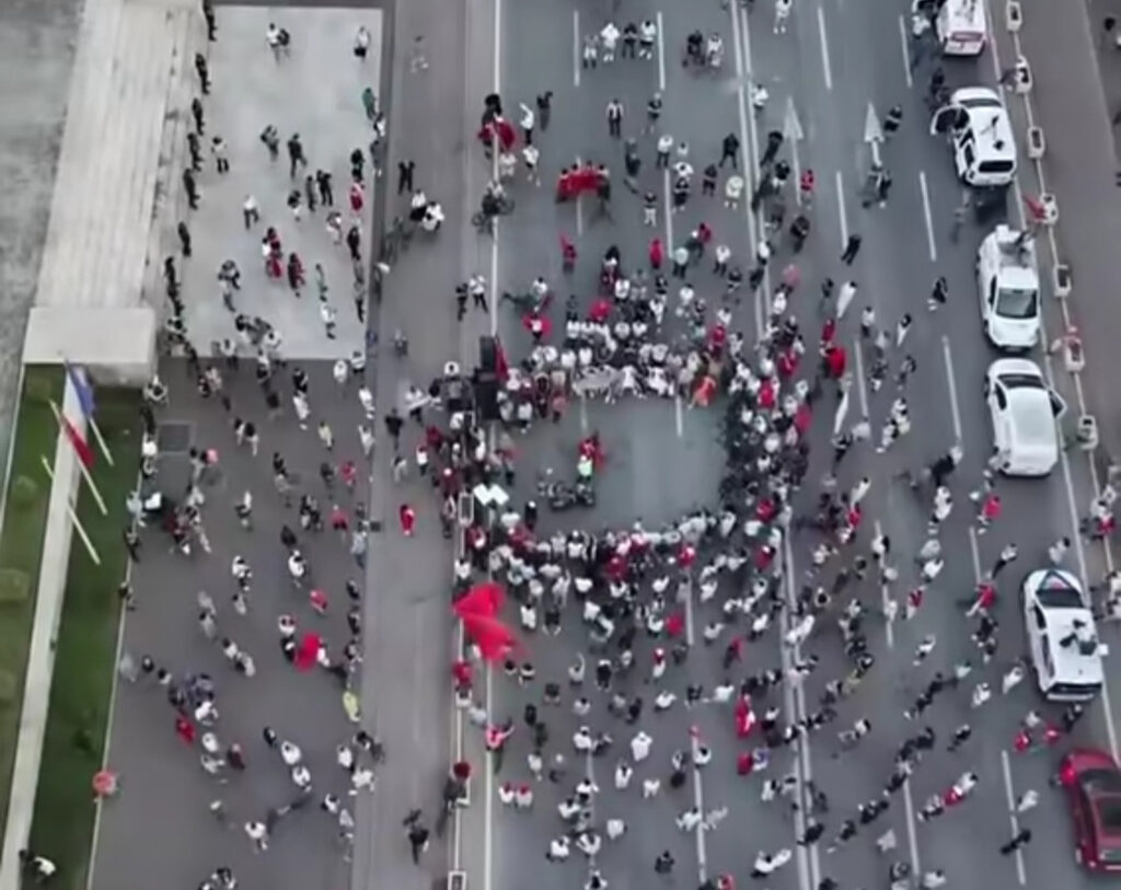 Pse revolucioni u shua dhe  xhiron  me moton   të bëjmë dhe pak dëm   