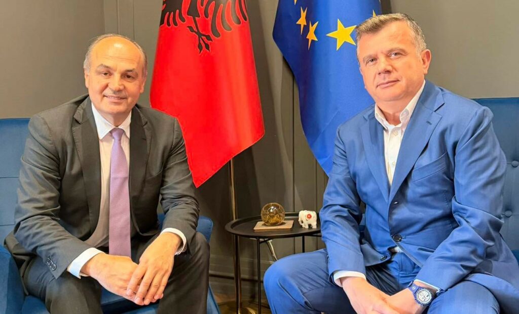 Taulant Balla pret Enver Hoxhajn  diskutojnë procesin në Hagë dhe proceset integruese në rajon