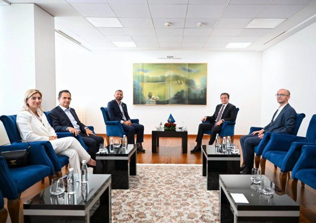 Delegacioni i shqiptarëve të Amerikës diskuton me Kurtin projektin e gazit të lëngshëm amerikan për Kosovën