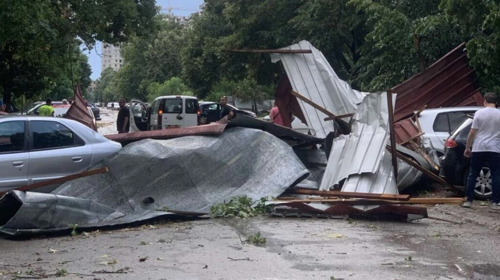 QMK  Erërat e forta kanë shkaktuar dëme materiale në Shkup dhe Kumanovë  janë regjistruar mbi 1000 thirrje