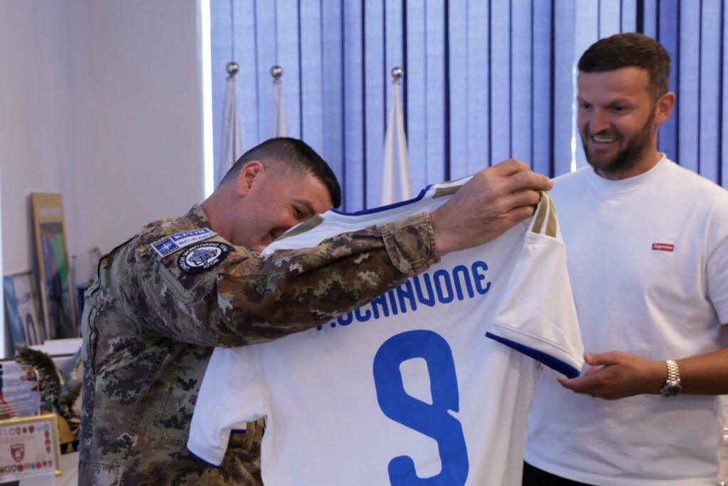 Delegacioni i KFOR it italian viziton FFK në  Schiavone nderohet me fanellën e Kosovës