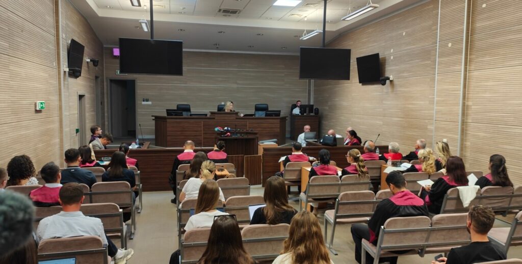 Nis gjykimi në mungesë kundër 21 të akuzuarve për masakrën e Reçakut