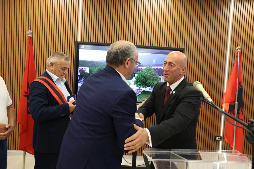 Haradinaj dekoron katër kontribuues nga Shqipëria për rolin e tyre në çlirimin e Kosovës