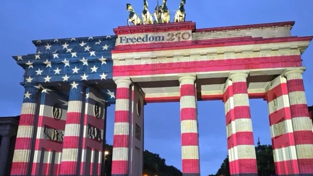Berlini  vishet  me ngjyrat e flamurit amerikan për Ditën e Pavarësisë