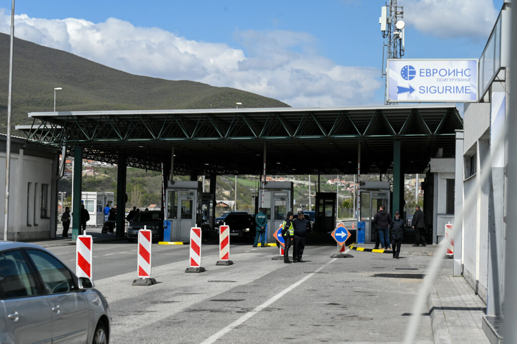 Diaspora drejt Kosovës  pritjet në kufi