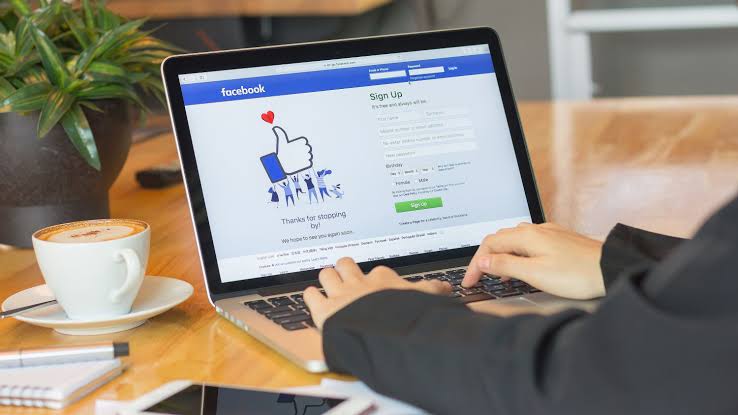 Facebook rikthehet pas ndërprerjes globale