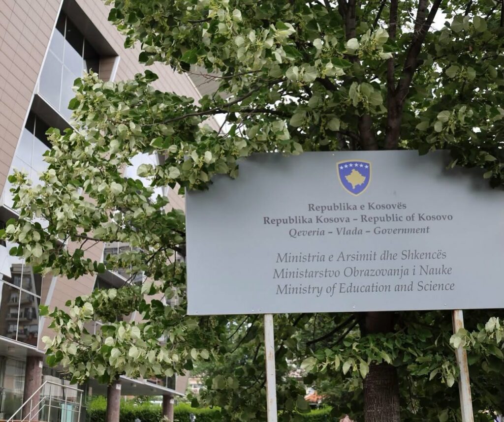 MASh i ndan 100 bursa për nxënësit e arsimit profesional
