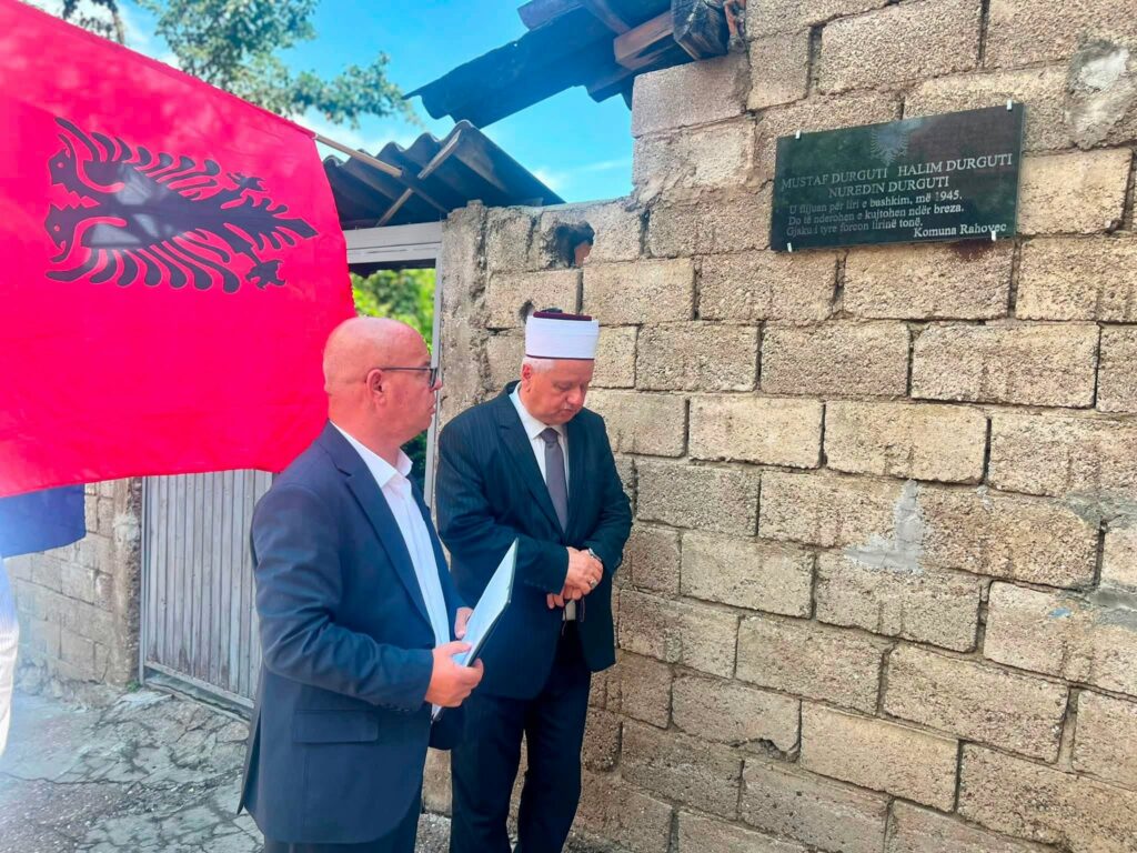 Zbulohet pllaka përkujtimore për dëshmorët e atdheut Mustafë Durguti  Halim Durguti dhe Nuredin Durguti
