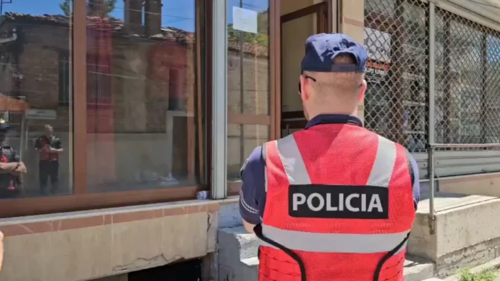 Sherr me sëpatë në Korçë  i plagosuri përfundon në spital