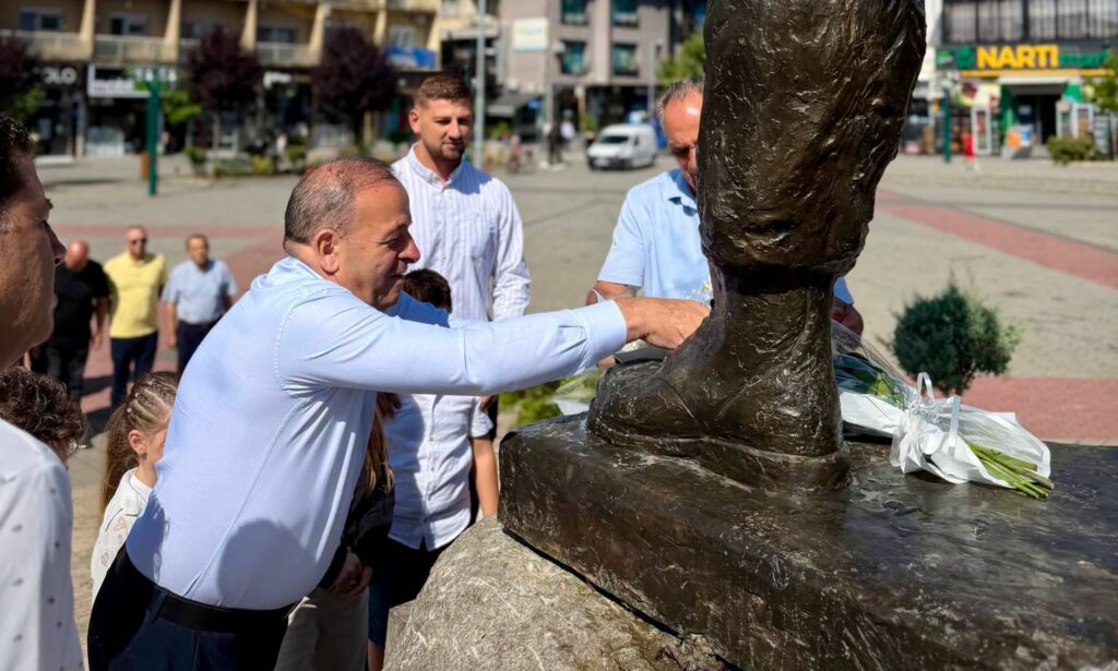 Reçica përkujton heroin Rexhep Bislimi  Ai ra heroikisht në rrugëtimin e tij të lavdishëm për lirinë dhe pavarësinë e Kosovës