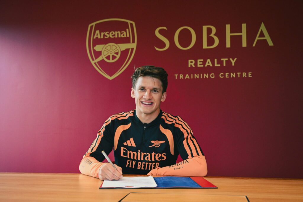 Arsenali prezanton sulmuesin grek