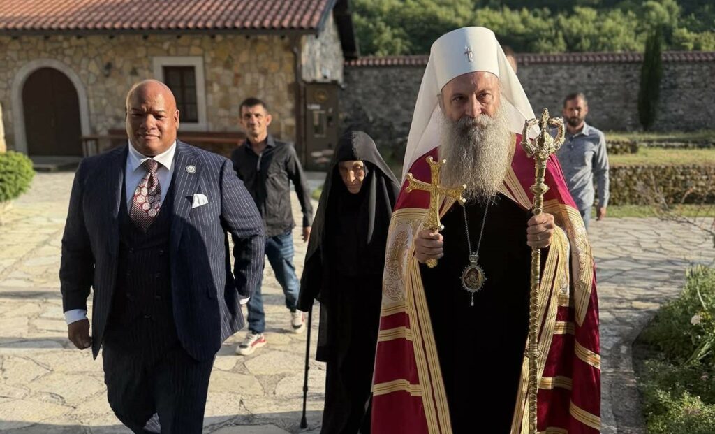 Këshilltari i Trumpit për çështje fetare viziton Manastirin e Deçanit