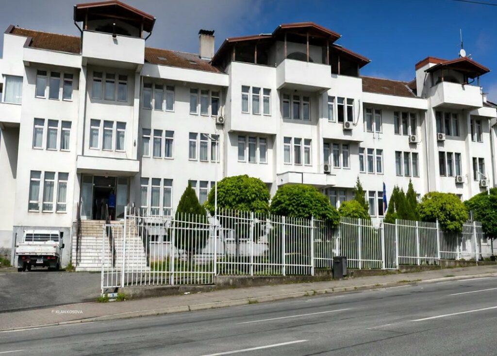 Një qytetar rreh tre policë brenda stacionit policor në Malishevë