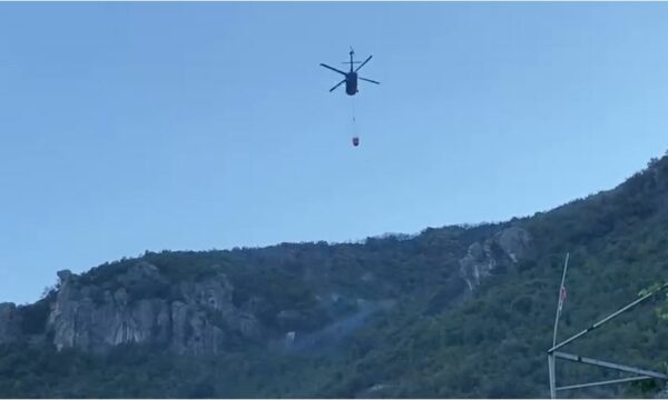 Zjarri mbi lagjen Abaze në Krujë aktiv  ndërhyhet nga ajri dhe toka