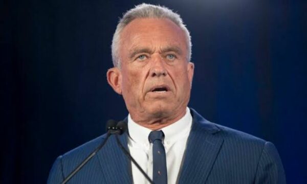 Robert Kennedy Jr  sulmon Faucin dhe sfidon narrativën për vaksinat