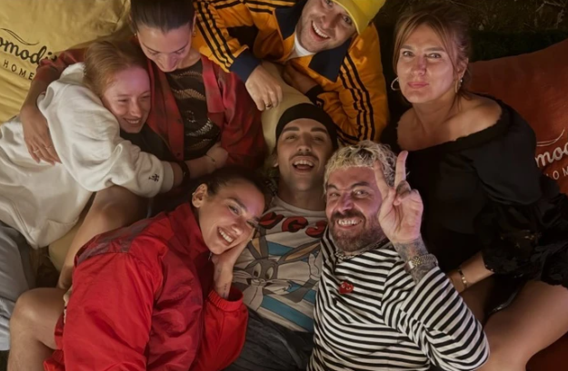 Dua Lipa ndan pamje nga netët e Sunny Hill  mes muzikës  familjes dhe miqve