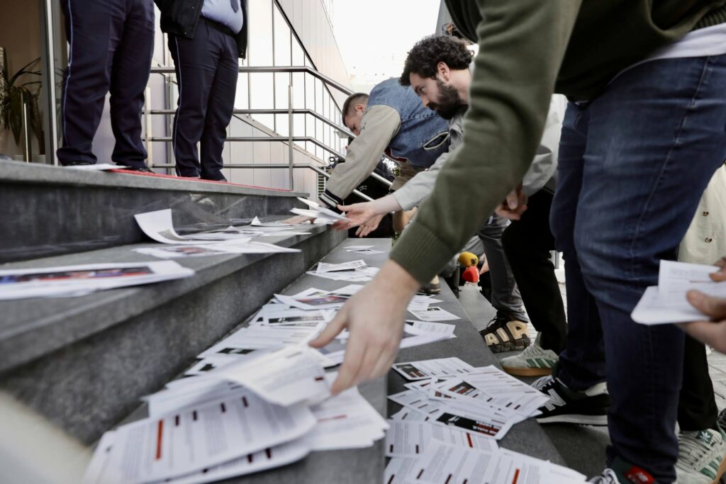 Rinia e PDK së nesër zhvillon aksion simbolik para Kuvendit