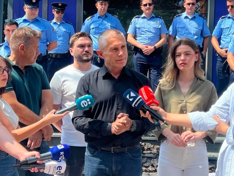 Aleanca hedh thëngjill para dyerve të Qeverisë  Ramadani  Nga terri energjetik  Kosova po hyn në terr politik