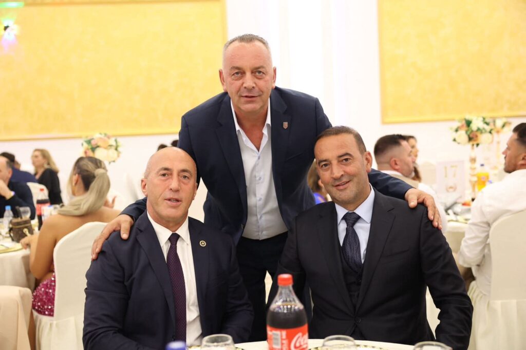 Kryetari i Deçanit publikon fotografi me Ramushin dhe Dautin   Mirëmëngjesi  
