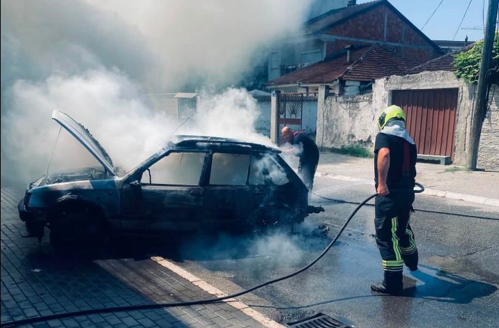 Digjet një veturë në Gjakovë  zjarrfikësit lokalizojnë flakët