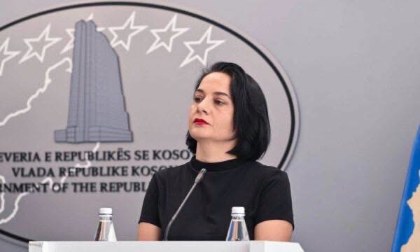 Ministrja në detyrë e Mjedisit  Fitore Pacolli  7 gurthyesve u janë ndaluar punimet  ndërsa 3 të tjerë gjobiten me 7 mijë euro