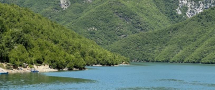 Përplasen dy mjete lundruese pranë lumit të Shalës  lëndohen disa persona