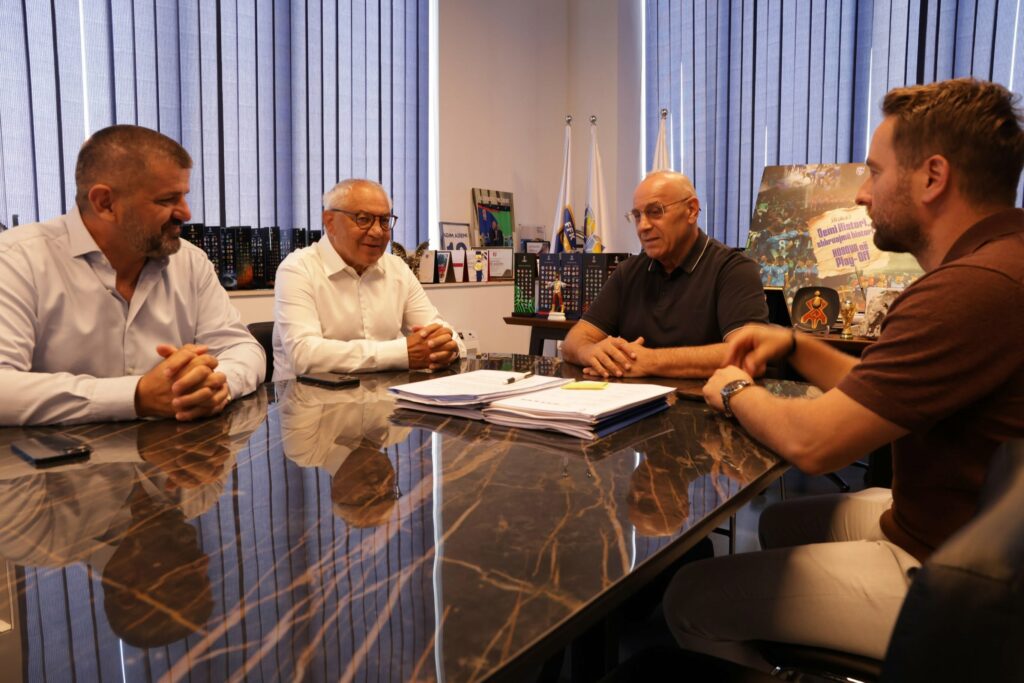Felix Magath viziton FFK në  takohet me Agim Ademin