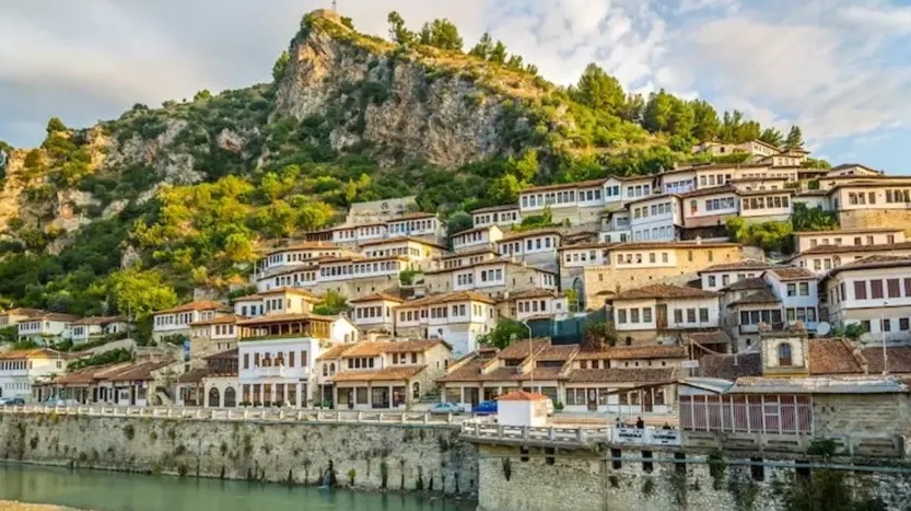 Turistët e huaj në Berat  mes gastronomisë dhe shijes shqiptare