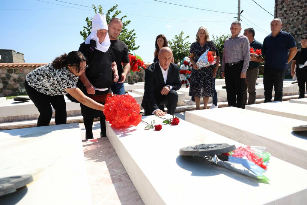 Haradinaj në Gllogjan dhe Hereq  Falë sakrificës së luftëtarëve të UÇK së sot ne gëzojmë shtetin e pavarur