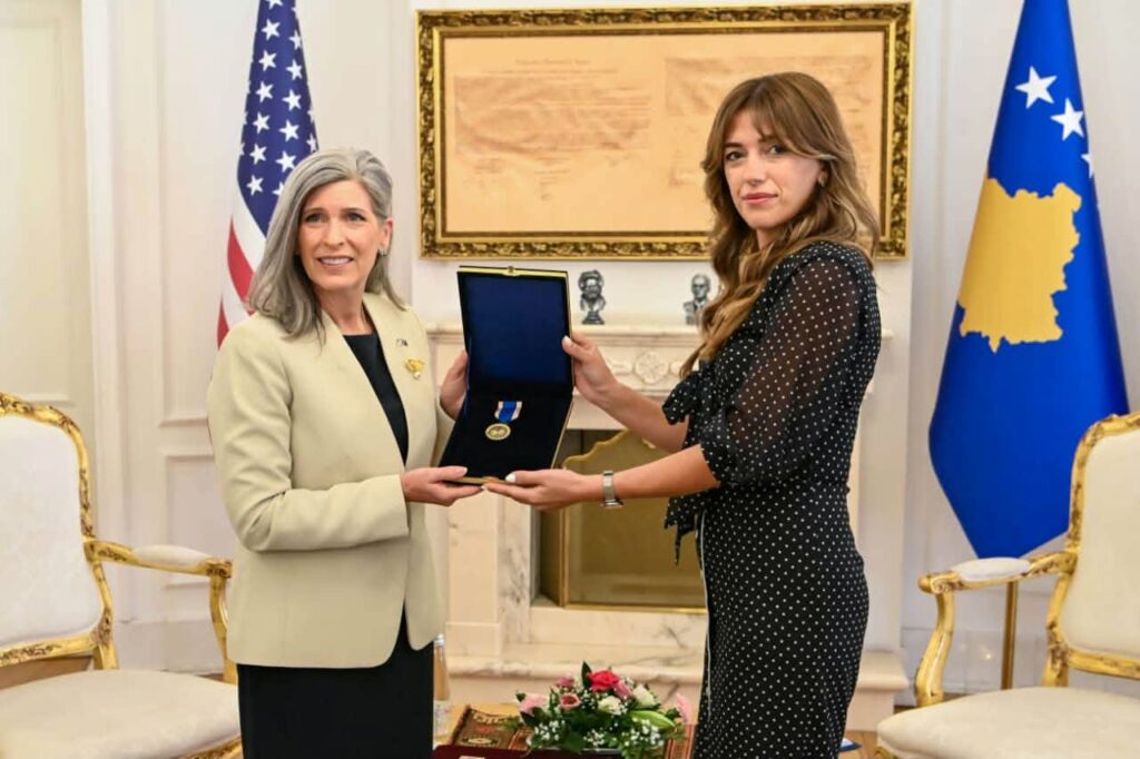 Haxhiu dekoron senatoren Ernst me Medaljen Presidenciale të Meritave