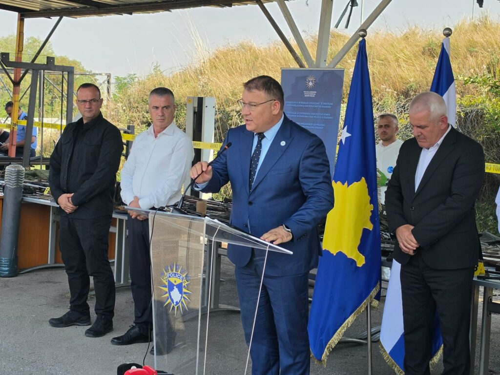 72 armë  mitralozë  pushkë e granata  Hoxha jep detaje të reja për armatimin në veri