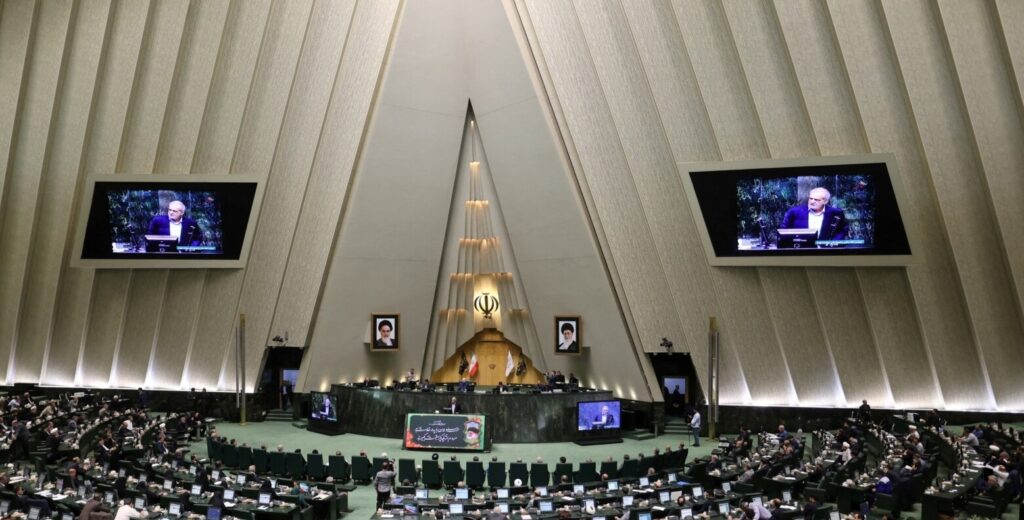 Parlamenti iranian avancon projektligjin që kriminalizon kontaktet me mediat e huaja